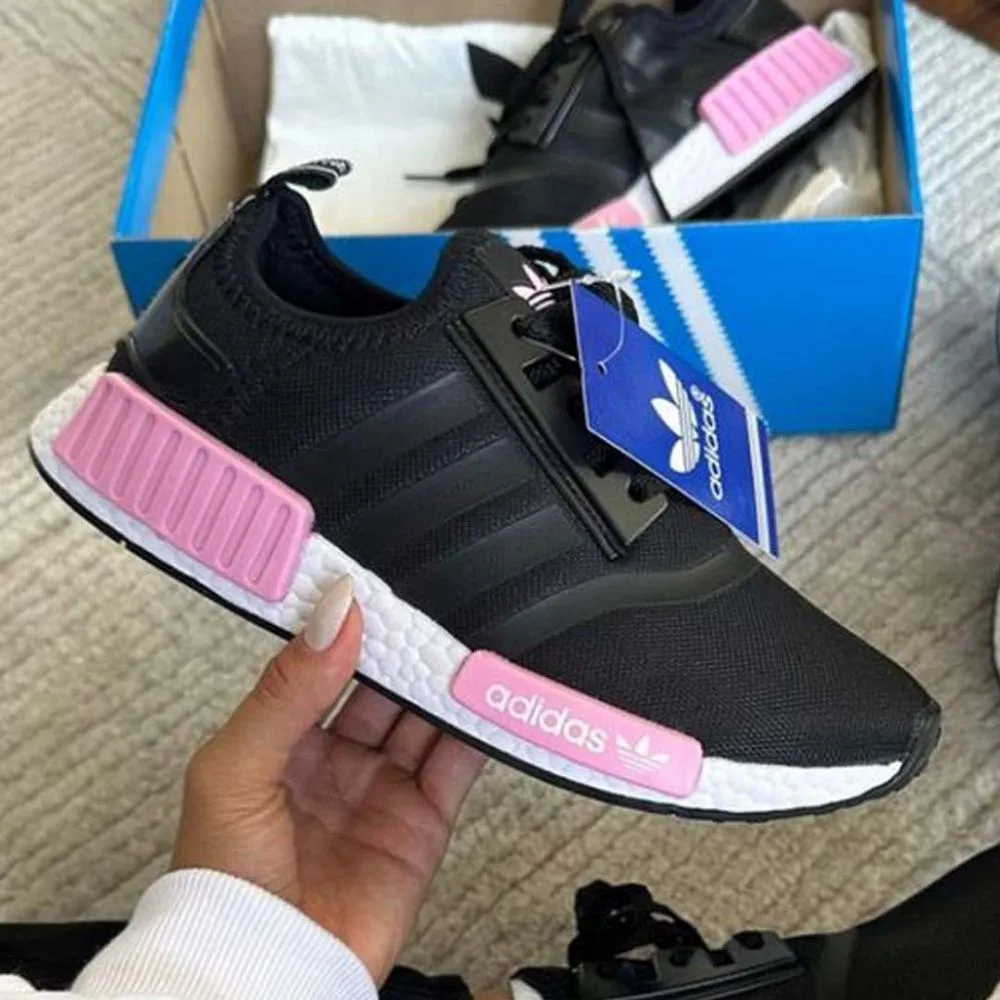 Tênis NMD R1 - Preto/Rosa