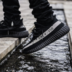 Tênis Yeezy Boost 350 - v2 Oreo