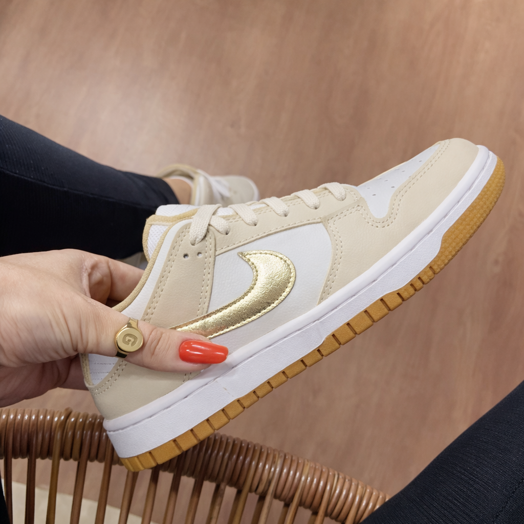 Tênis SB Dunk Low - Metallic Gold