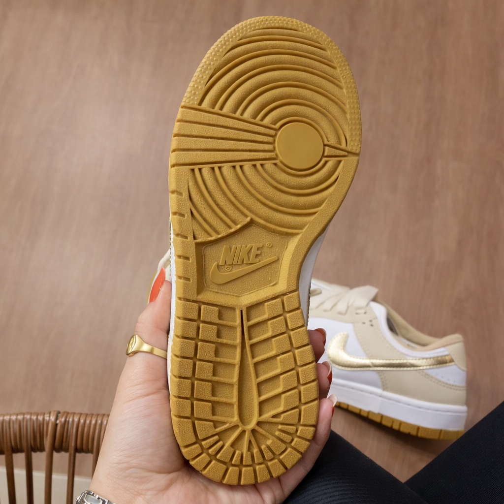 Tênis SB Dunk Low - Metallic Gold