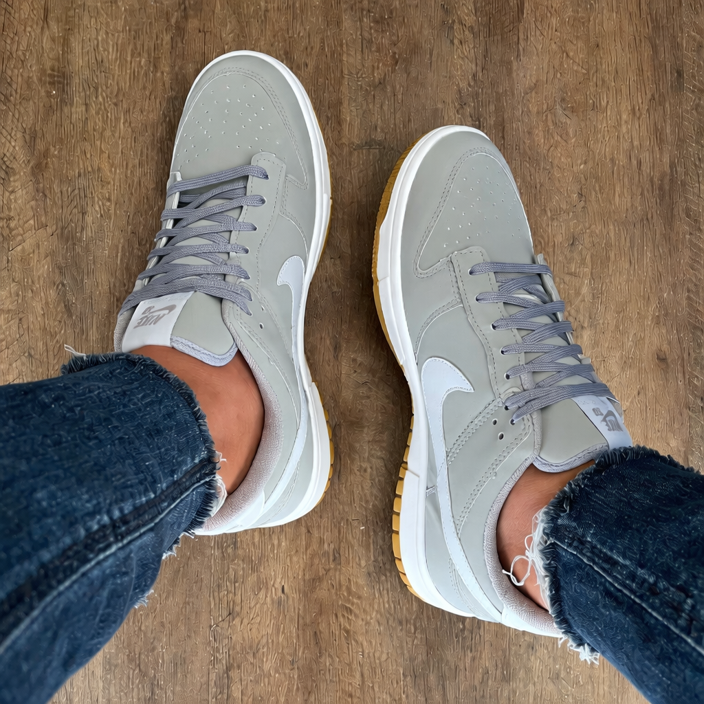 Tênis SB Dunk Low cinza/caramelo
