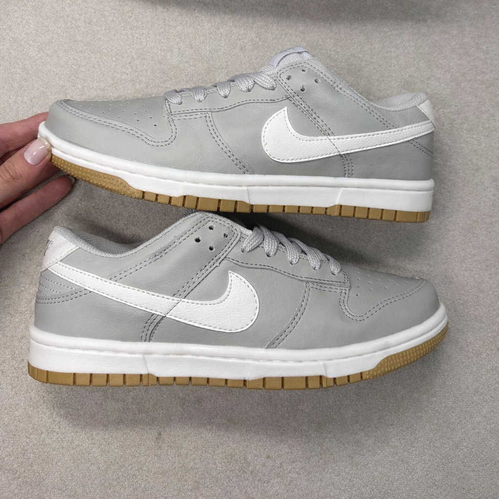 Tênis SB Dunk Low cinza/caramelo