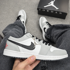 Tênis Air Jordan 1 Low - Branco/Cinza