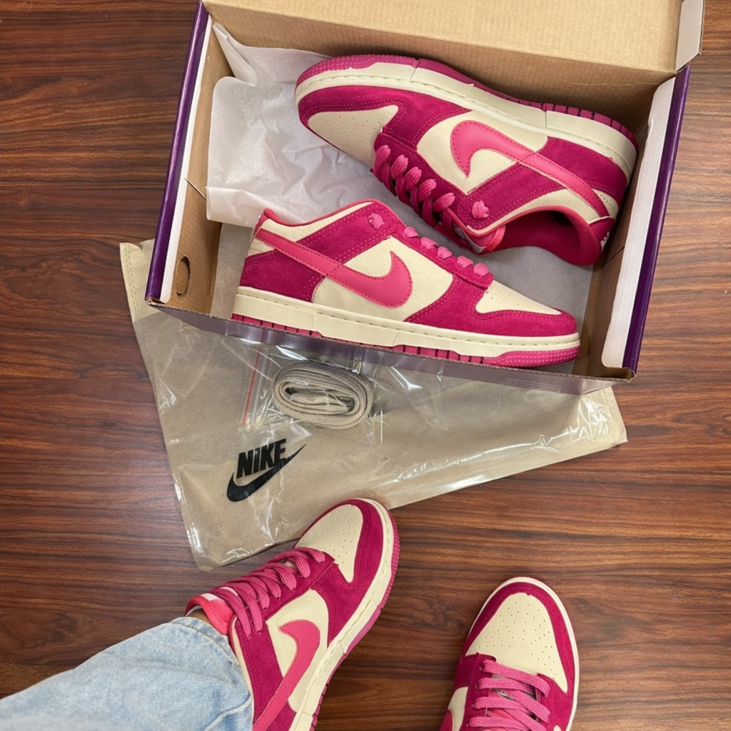 Tênis SB Dunk Low pro camurça pink