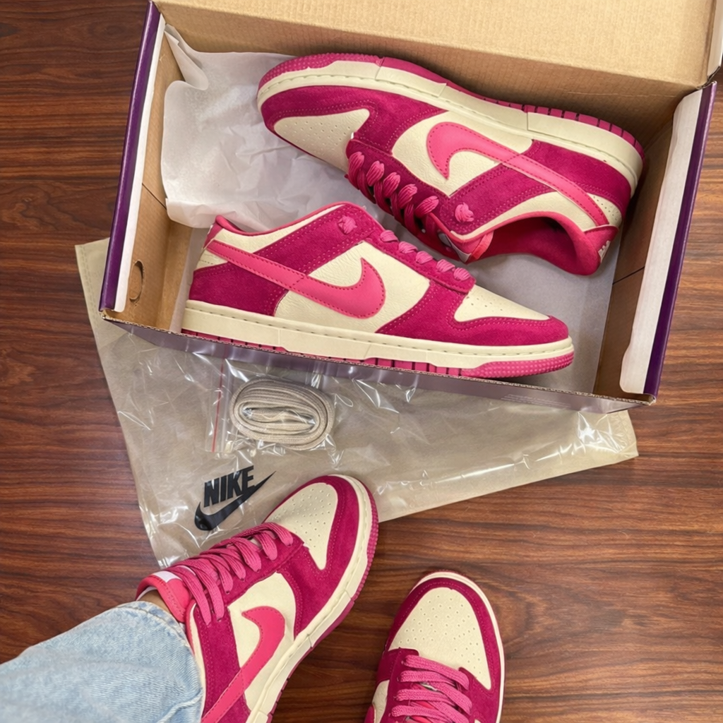 Tênis SB Dunk Low pro camurça pink