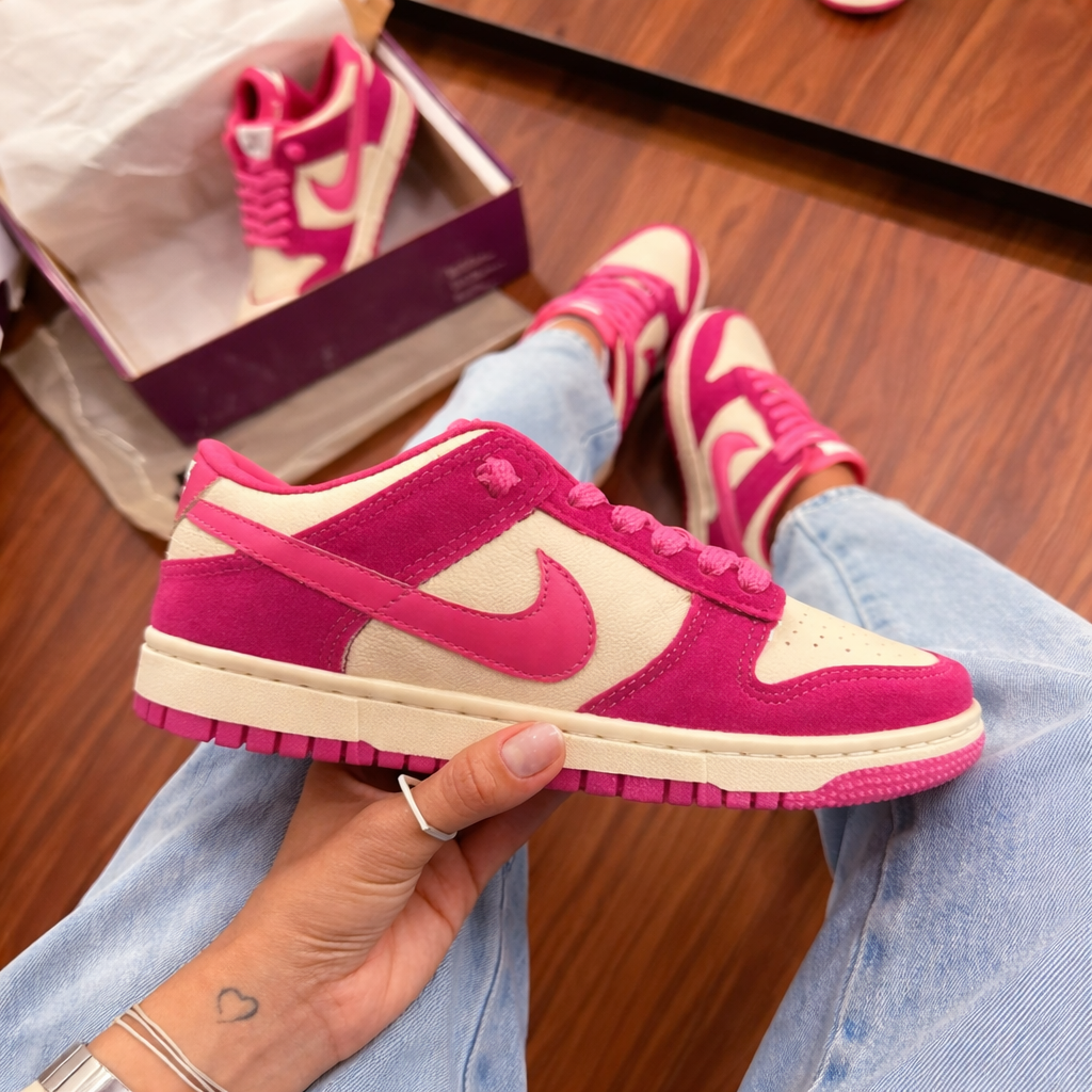 Tênis SB Dunk Low pro camurça pink