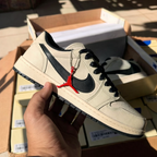 Tênis Air Jordan 1 Low - Travis Scott branco preto