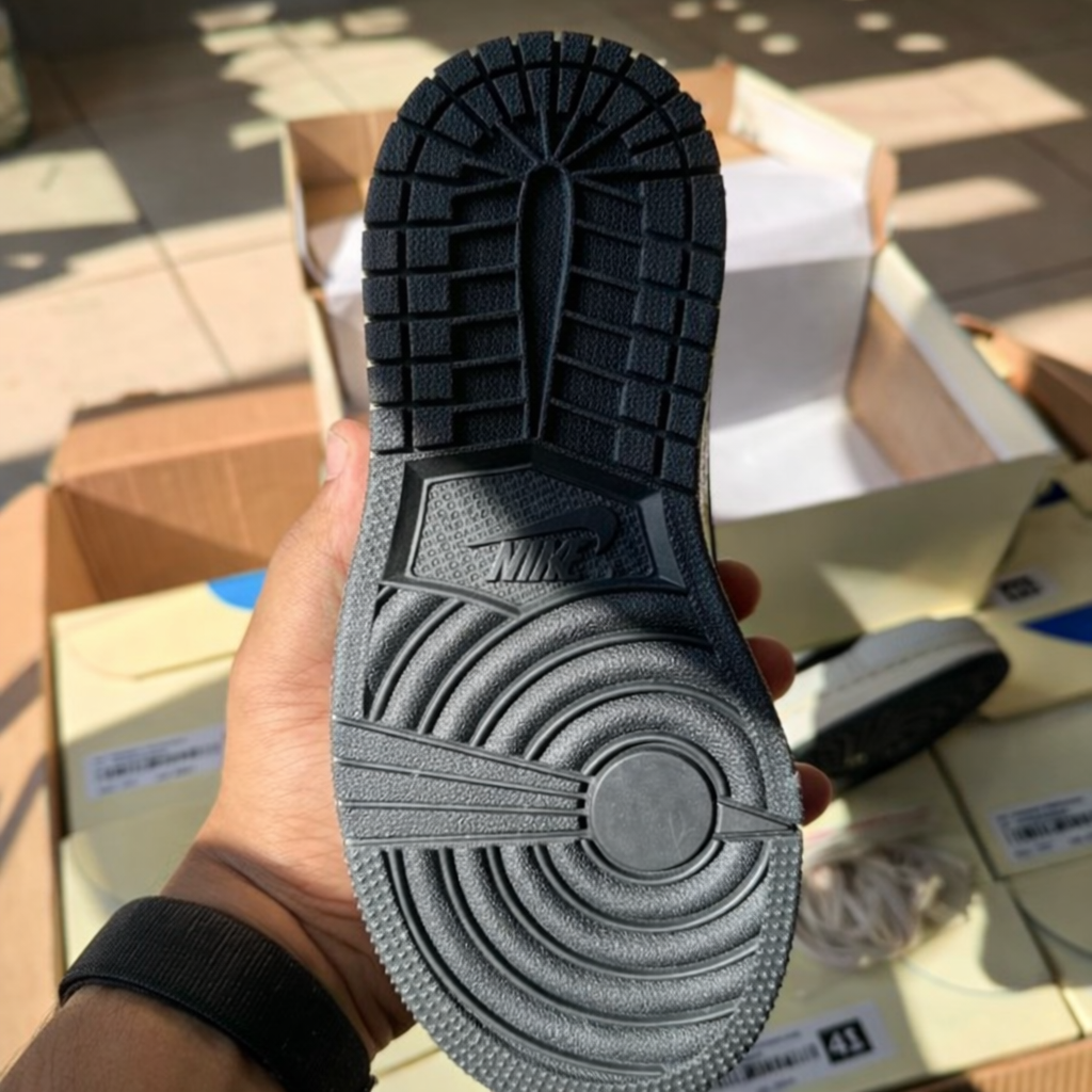 Tênis Air Jordan 1 Low - Travis Scott branco preto