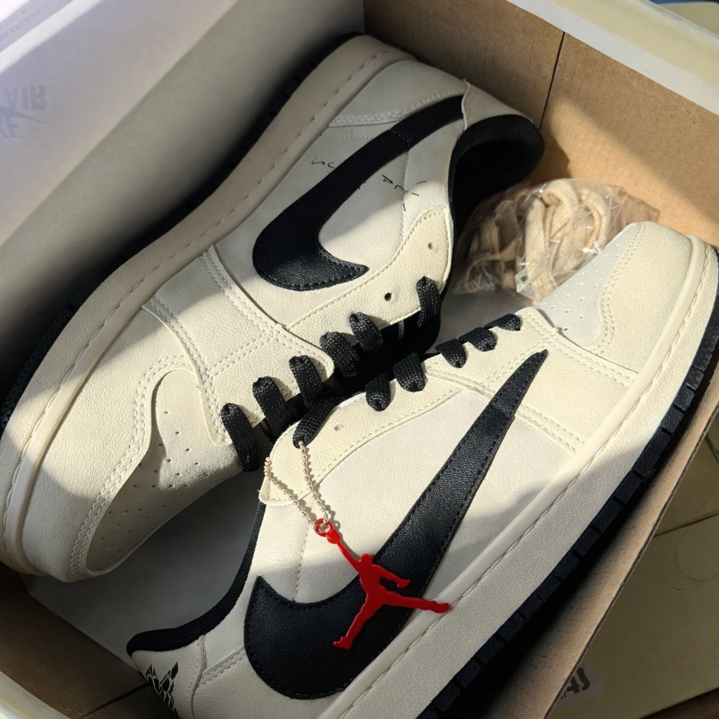 Tênis Air Jordan 1 Low - Travis Scott branco preto