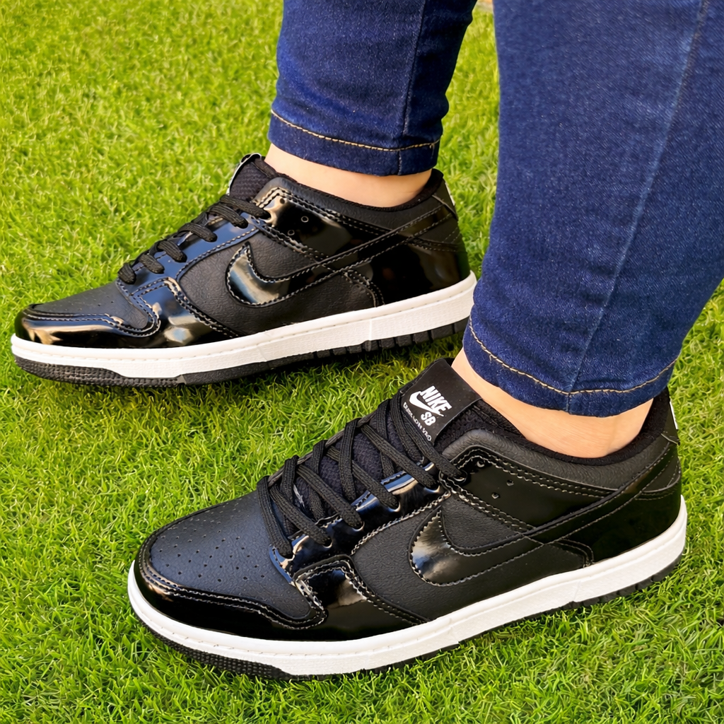 Tênis SB Dunk Low - Preto/Preto Verniz