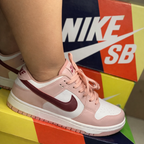 Tênis SB Dunk Low - Rosa/Vinho