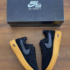 Tênis Air Force 1 Velvet Edition - Preto/Caramelo