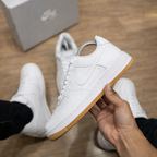 Tênis Air Force 1 - Branco Gum