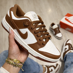 Tênis SB Dunk Low - Caramelo/Branco