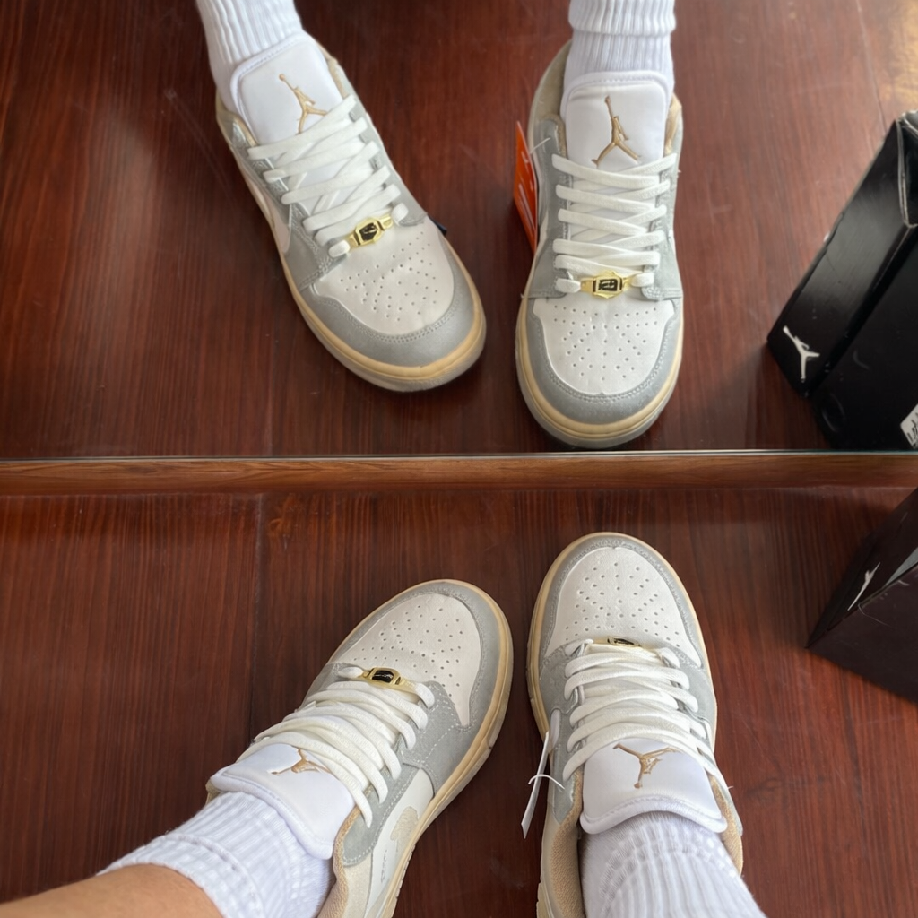Tênis Air Jordan 1 Low - Branco/Cinza/Dourado