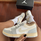 Tênis Air Jordan 1 Low - Branco/Cinza/Dourado
