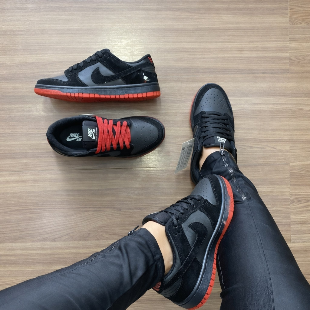 Tênis SB Dunk Low - Grafite/Preto/Vermelho