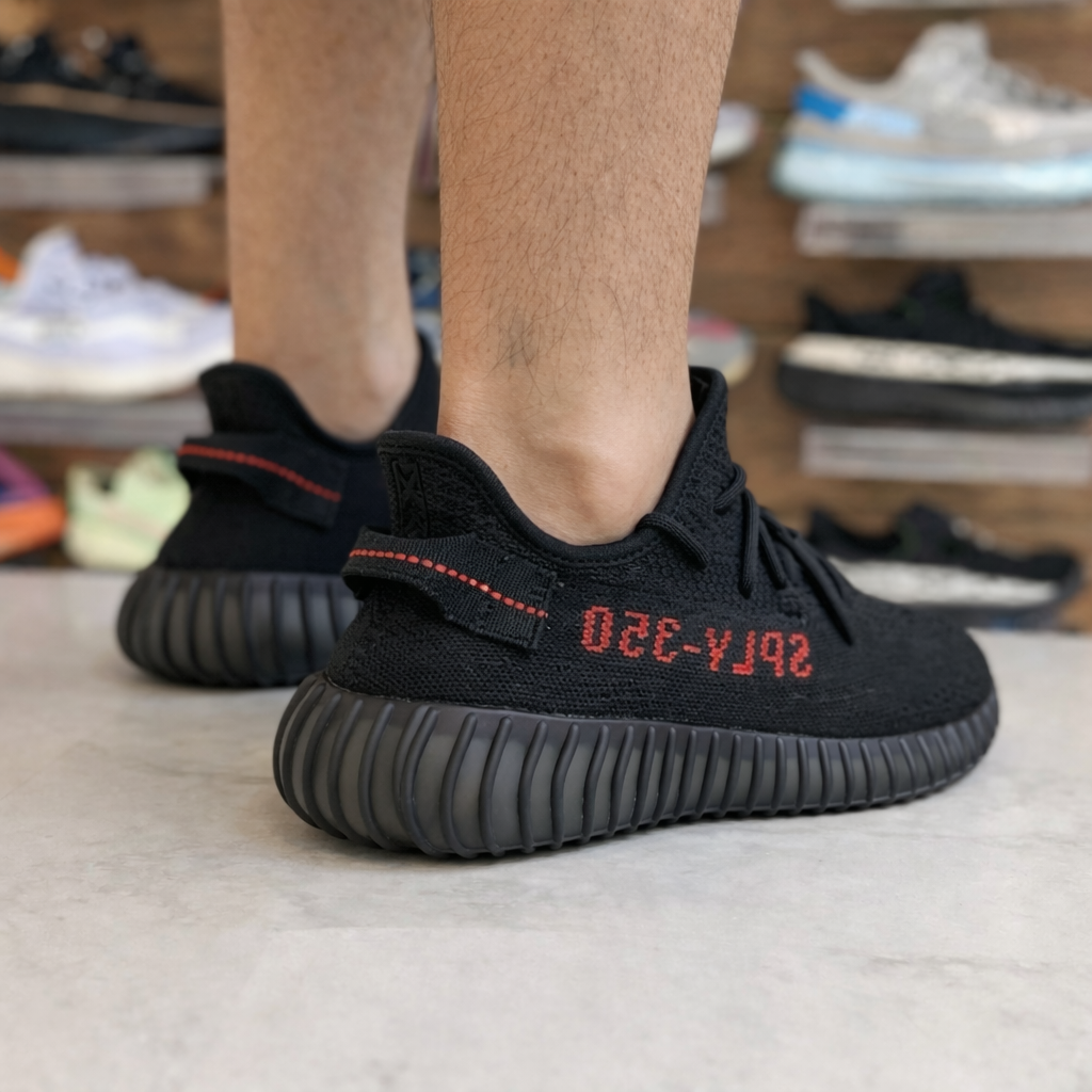 Tênis Yeezy Boost 350 - Preto Vermelho