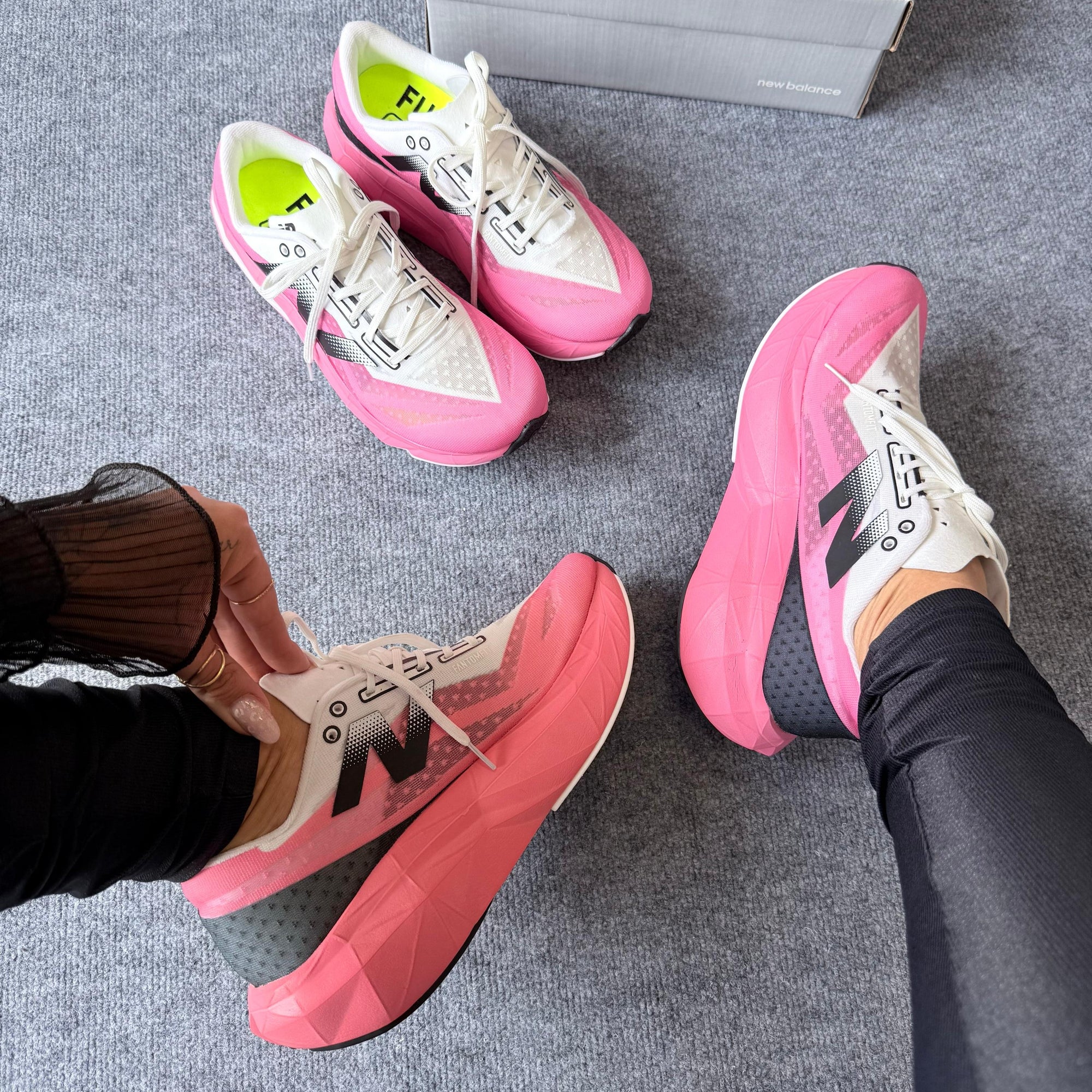 Tênis New Balance FuelCell Rebel V4 Rosa/Branco Premium