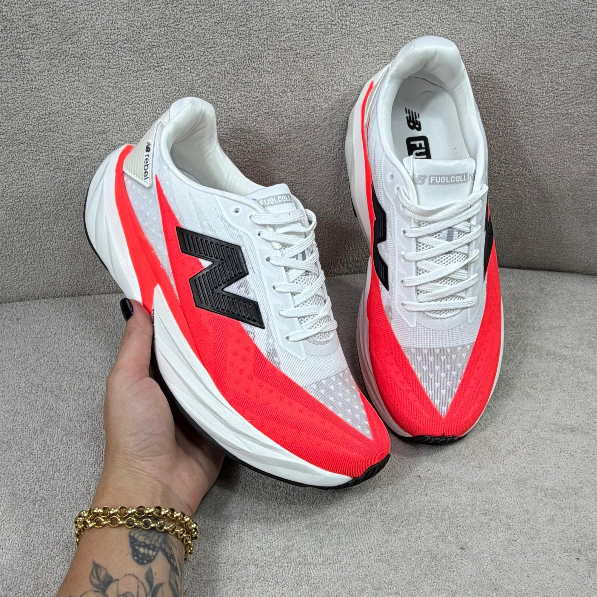 Tênis New Balance FuelCell Rebel V5 – Branco/Vermelho