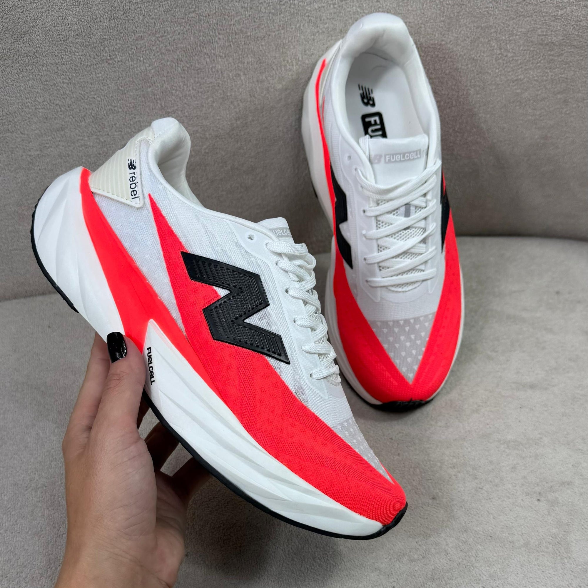 Tênis New Balance FuelCell Rebel V5 – Branco/Vermelho