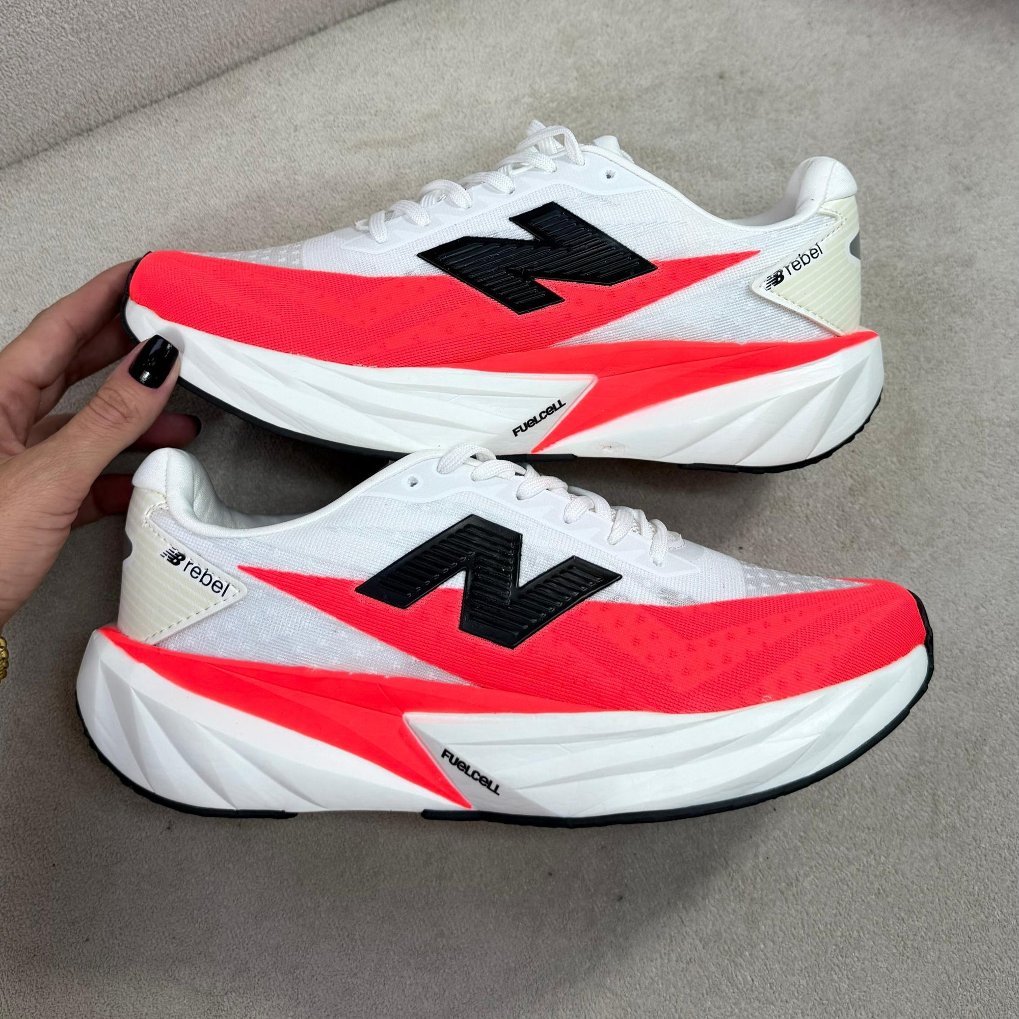 Tênis New Balance FuelCell Rebel V5 – Branco/Vermelho