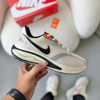 Tênis Nike Air Zoom – Off White/Laranja
