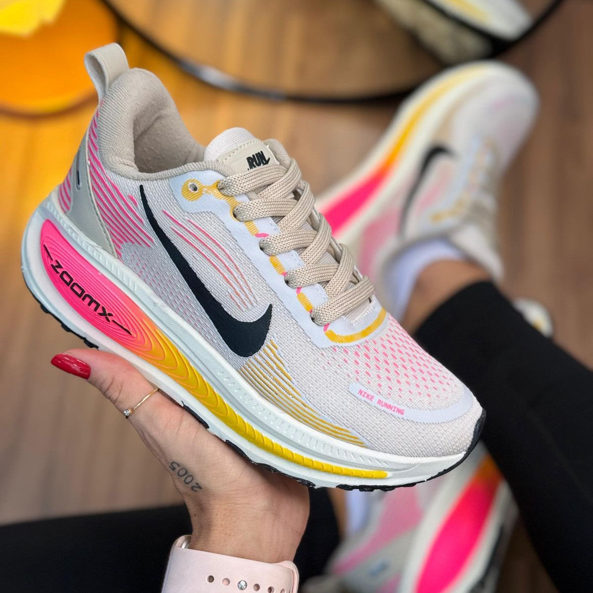 Tênis Nike ZoomX Vomero 18 Off White/Rosa/Amarelo Premium