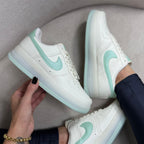 Nike Air Force One – Off / Verde Metálico Linha Luxo