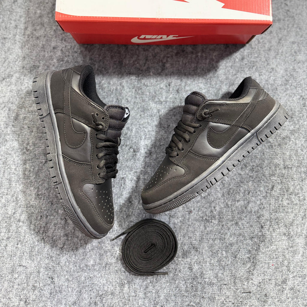 SB Dunk Low – All Black
