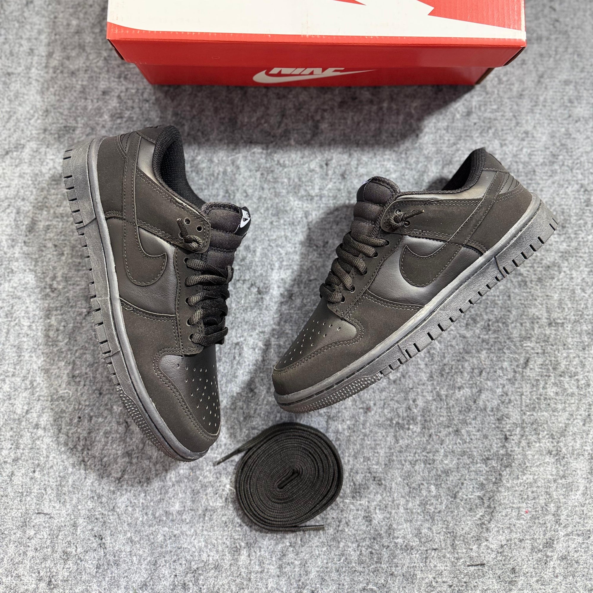 SB Dunk Low – All Black