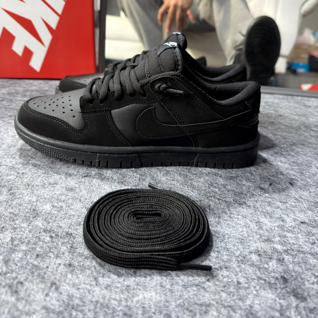 SB Dunk Low – All Black