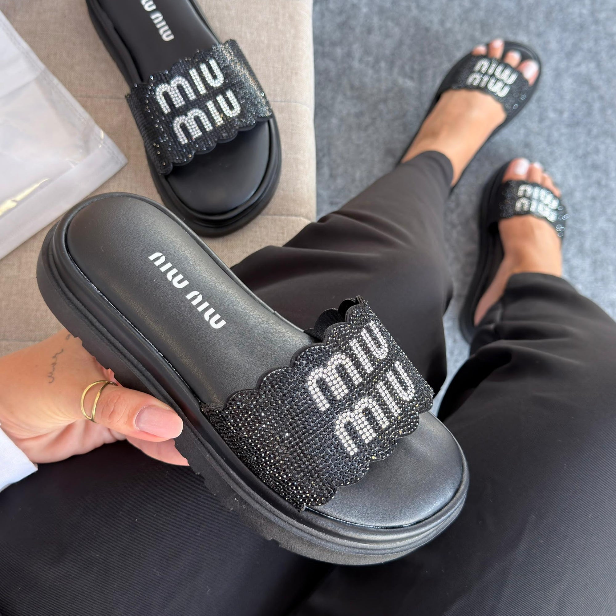 Papete Miu Miu Strass – Preto  Linha Luxo