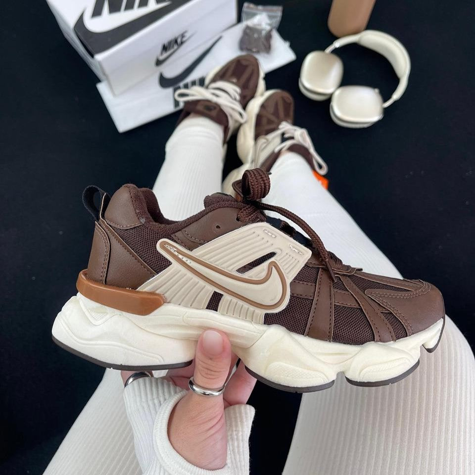 Tênis Nike V2K Run Café Coffee Premium