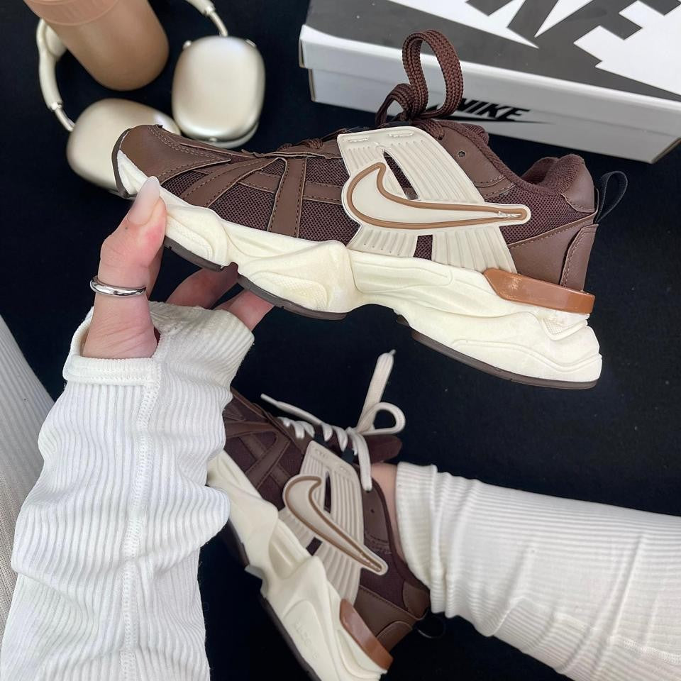 Tênis Nike V2K Run Café Coffee Premium