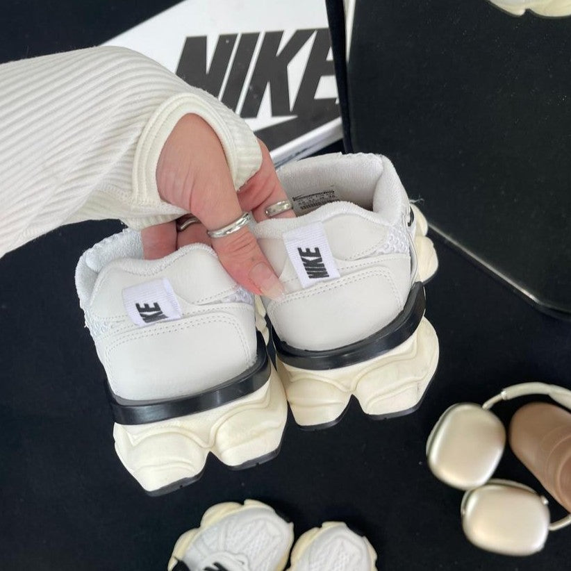 Tênis Nike V2K Run Branco/Preto Premium