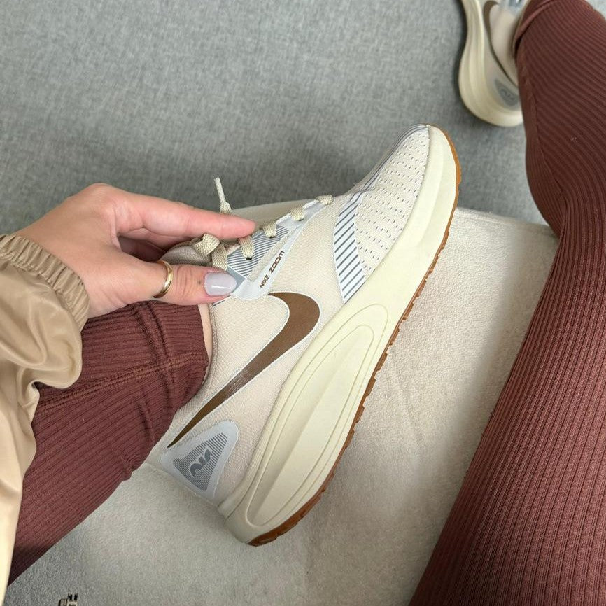 Tênis Nike Air Zoom Off White/Marrom
