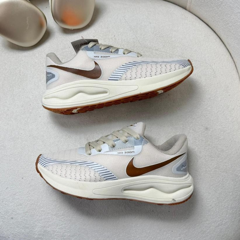 Tênis Nike Air Zoom Off White/Marrom