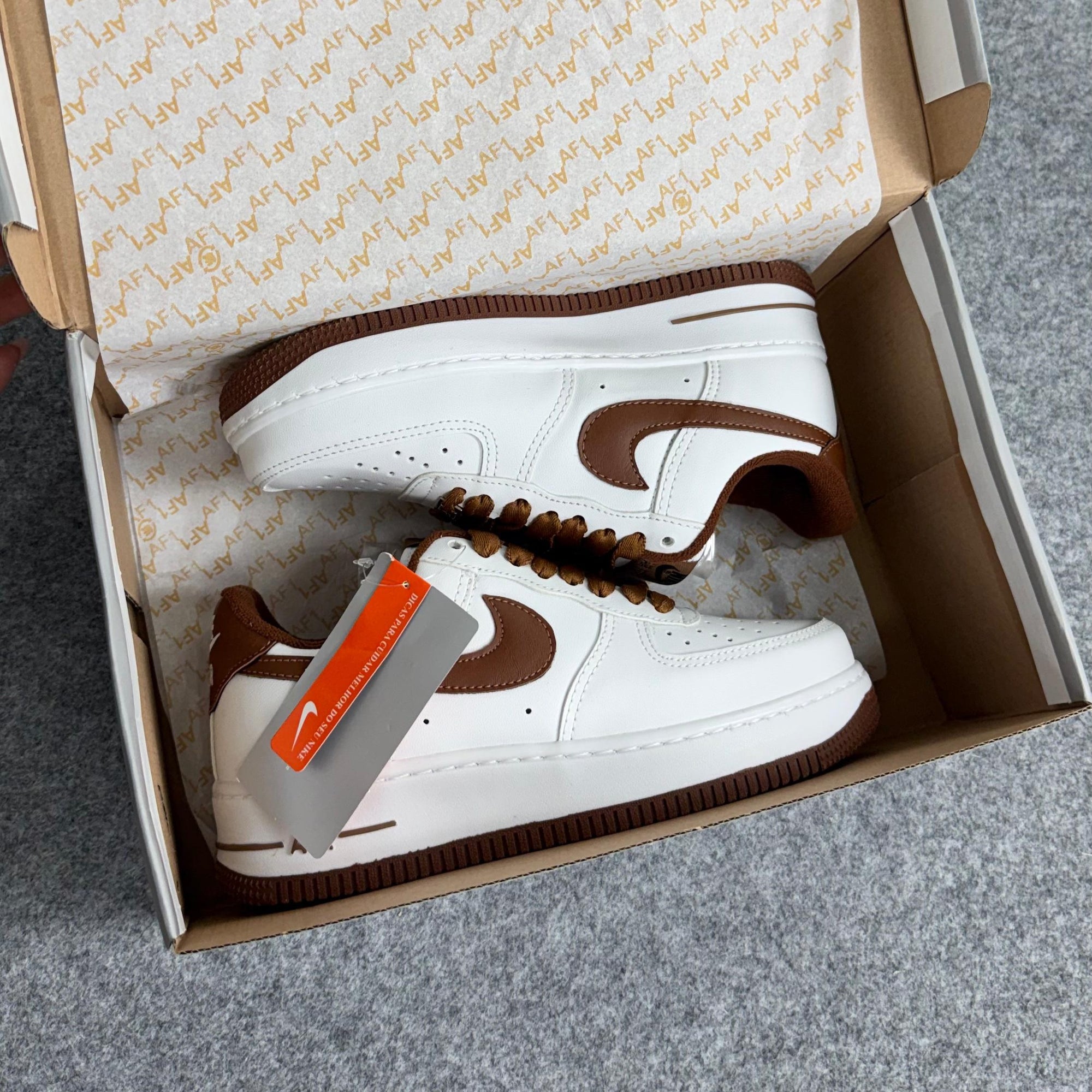 Nike Air Force 1 – Branco/Marrom