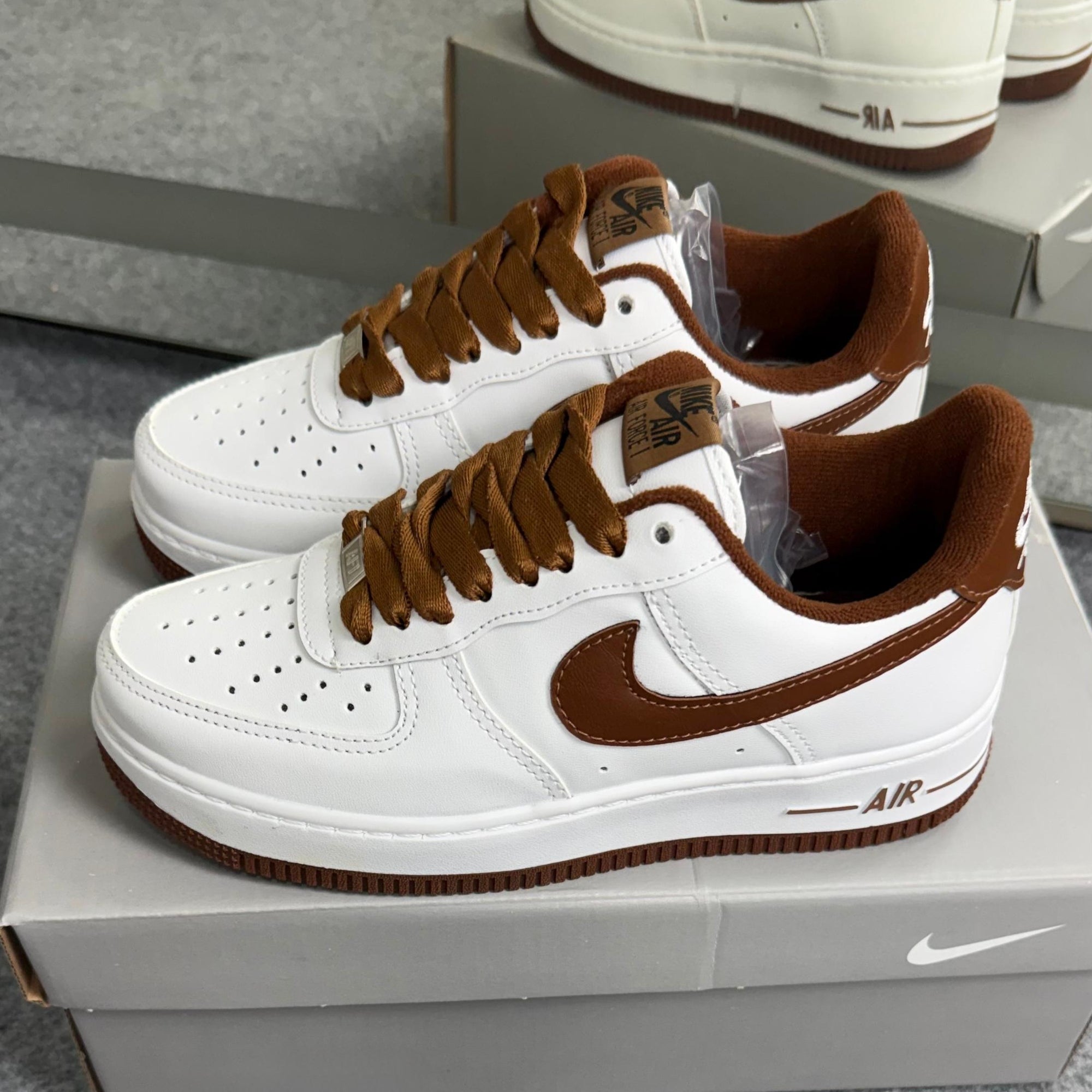 Nike Air Force 1 – Branco/Marrom