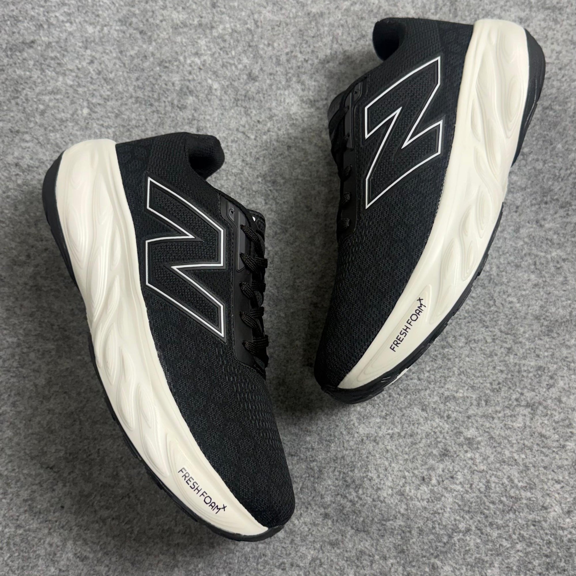 New Balance 1080 – Preto/Branco