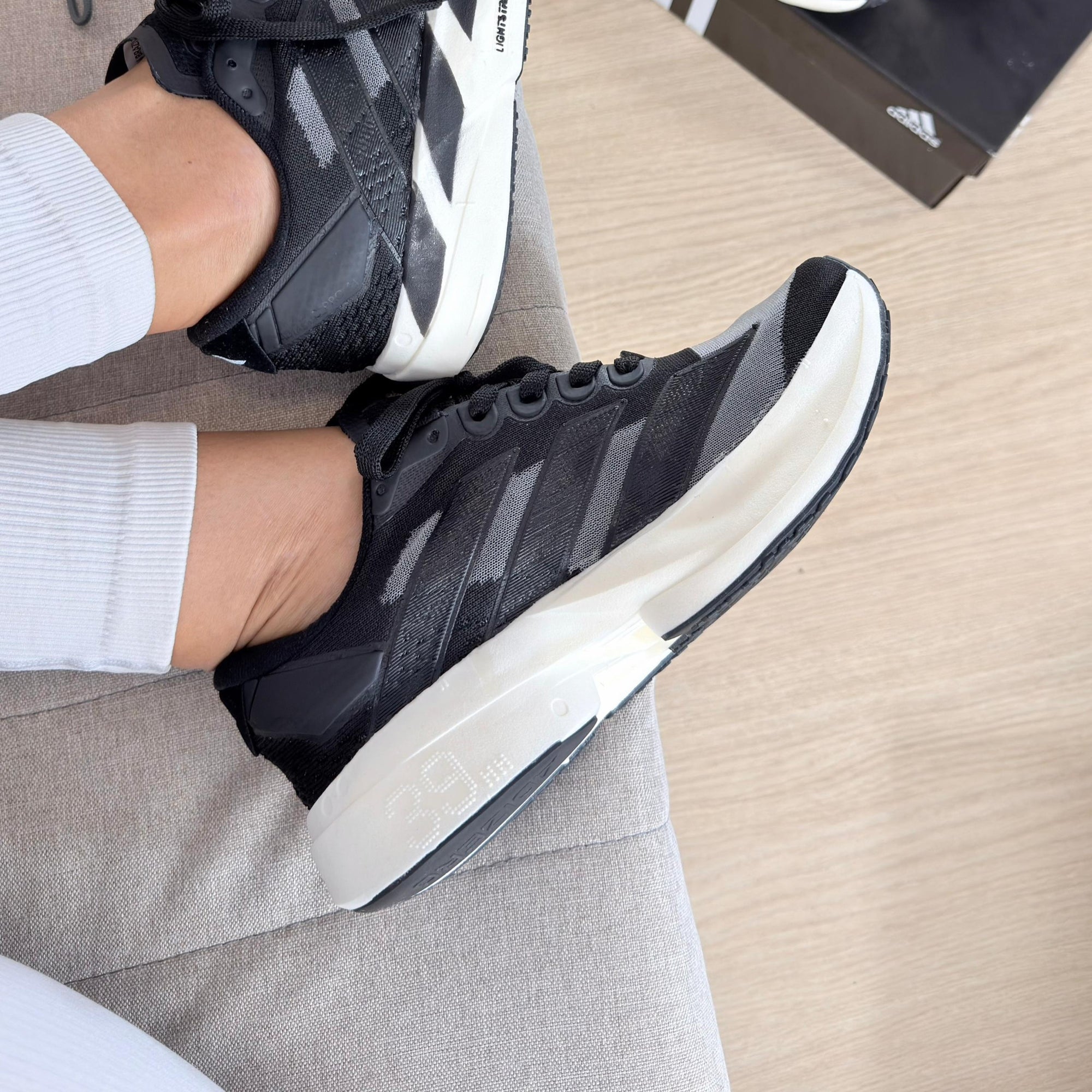 Adizero Adios Pro 4 – Preto/Off