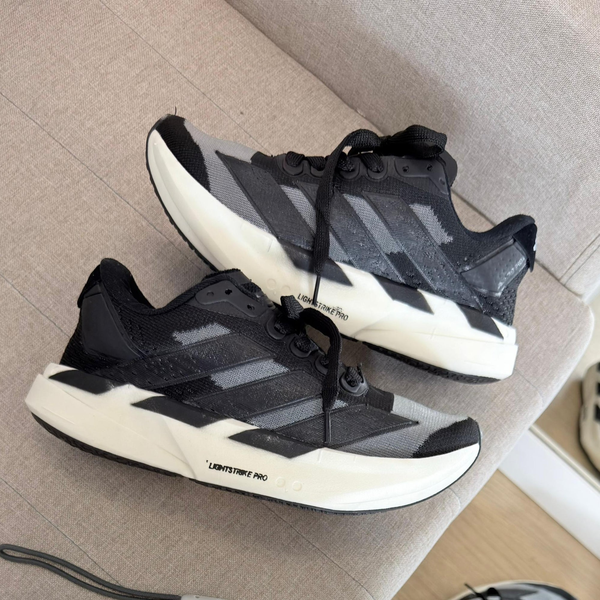 Adizero Adios Pro 4 – Preto/Off