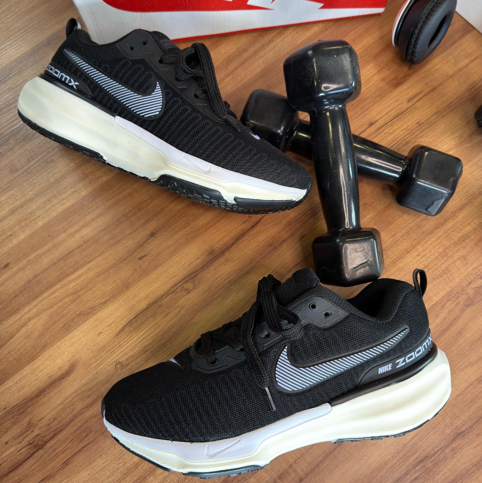 Tênis Zoom X Invincible Run 3 – Preto/Branco