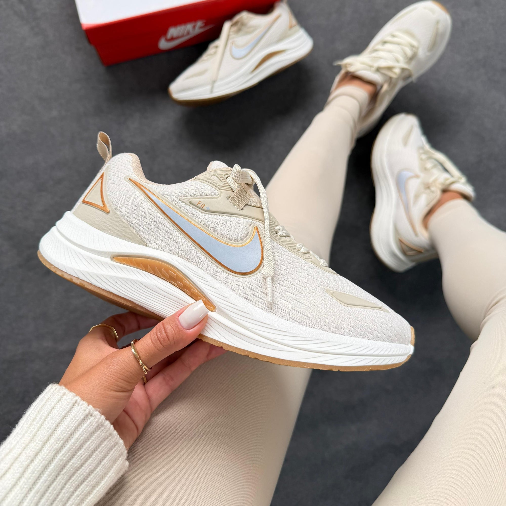 Tênis Nike Running EST 1972 Bege/Ouro