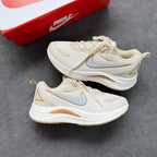 Tênis Nike Running EST 1972 Bege/Ouro