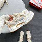 Tênis Nike Running EST 1972 Bege/Ouro