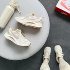Tênis Nike Running EST 1972 Bege/Ouro