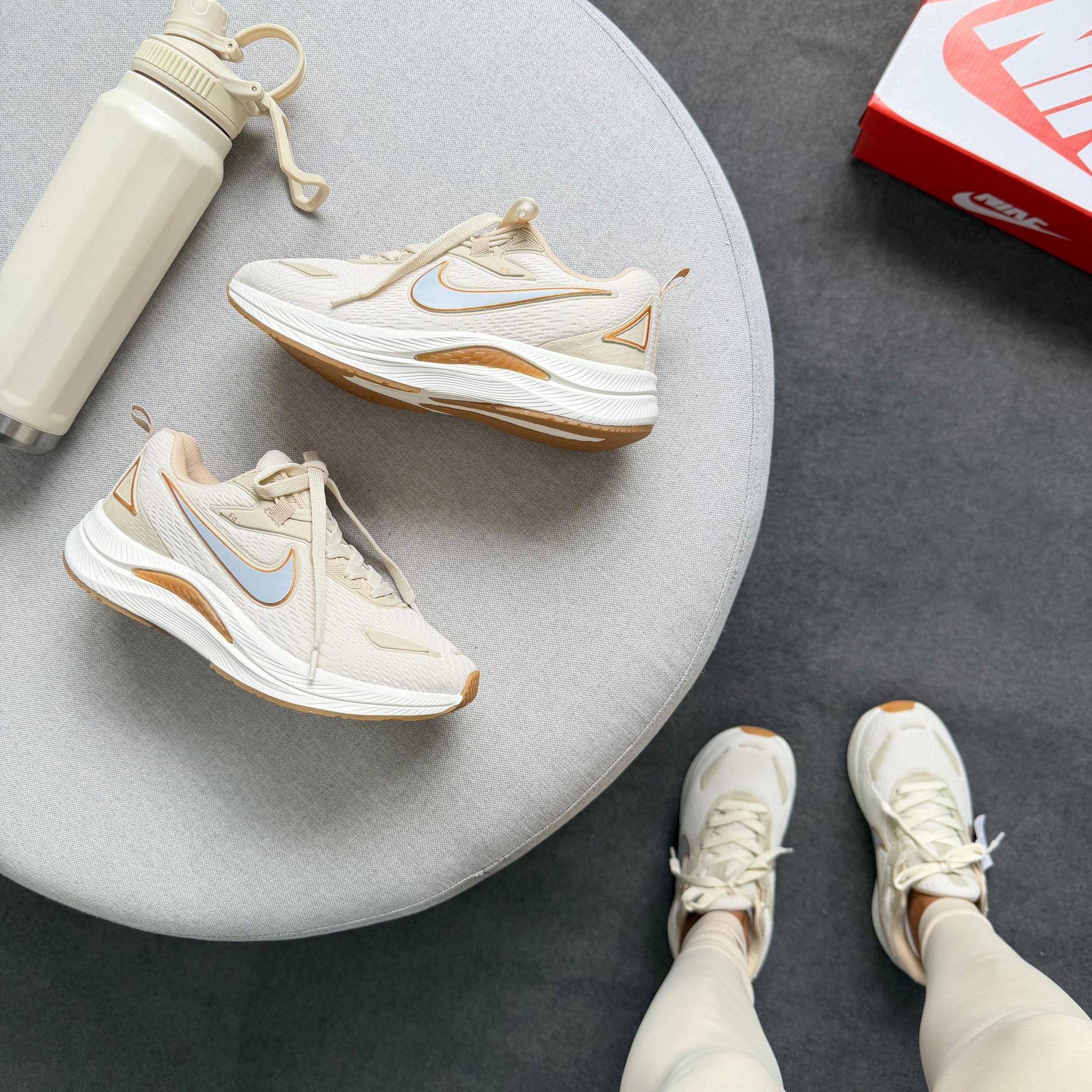 Tênis Nike Running EST 1972 Bege/Ouro