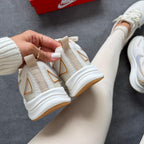 Tênis Nike Running EST 1972 Bege/Ouro
